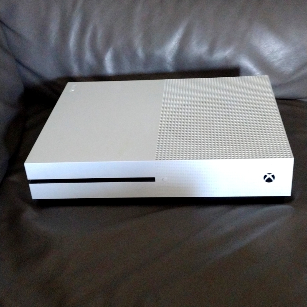 Xbox one S (No controller)